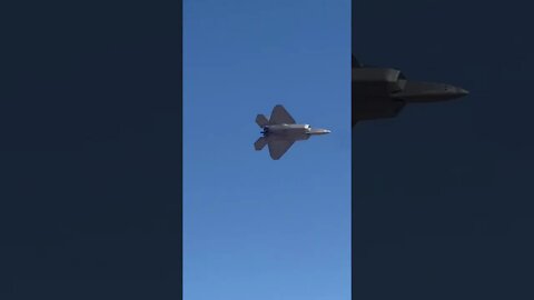 USAF 🇺🇸 F-22 Raptor 5th Generation Fighter Bomber Demo Team Show INSANE EXTREME MANEUVERABILITY!!!