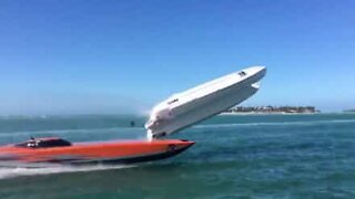 Impressionnant accident de bateau à haute vitesse
