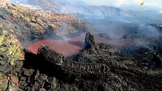 Erupção do vulcão Etna gera poças de lava perto de sua cratera sudeste