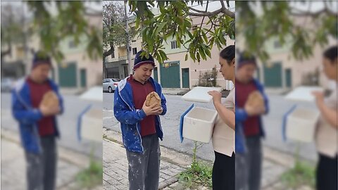 Mendigo é humilhado por pedir comida e algo inesperado acontece 🥺