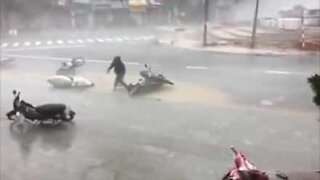 L'attacco dell'uragano Damrey in Vietnam