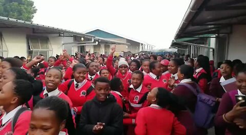 South Africa - Cape Town - Bloekombos closing near schools day 2 Protest (Video) (ChU)