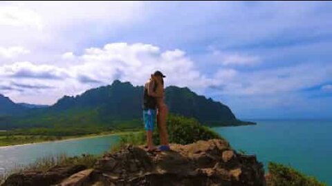 Pedido de casamento no topo de um ilha no Hawaii