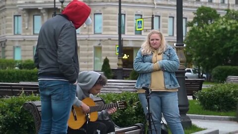 The GUITARIST pretends to be a BEGINNER with STREET MUSICIANS #9