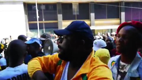 South Africa - Johannesburg -ANC youth league outside the ANC head office Luthuli house (Video) (7ka)