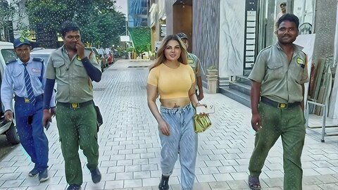 Rakhi Sawant Showed Lokhandwala Walk to Security Guards