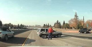 Jeep descontrolado atravessa vias de auto-estrada em marcha atrás