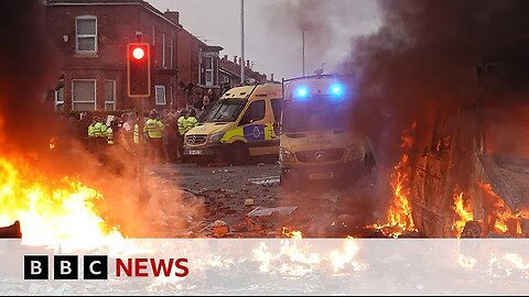 UK police officers injured in Southport riot after three girls killed in knife attack / BBC News