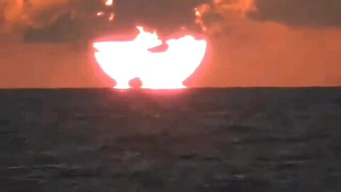 Great sunset video from the sea فيديو رائع لغروب الشمس من البحر