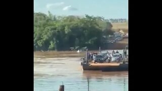 Motorista cai com carro de balsa no Porto Japurá, Rio Ivaí, e foi resgatado por pescadores