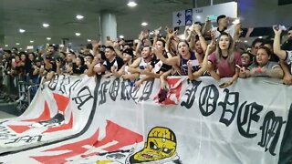 Manaus, 4 da manhã: Torcedores cantando antes do Vasco no aeroporto - Guarani x Vasco