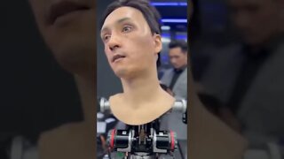 Robô com rosto de humano 😂