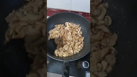 蘑菇炒肉。Fried Pork with Pearl Mushroom