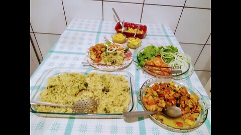 a cheap complete meal for 4 people, to eat well, chicken with mango and rice with garlic broccoli