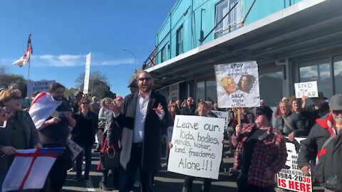 Billy TK and Vinny Eastwood UP CLOSE AND PERSONABLE protest at Ardern's office aftermath – 15July19