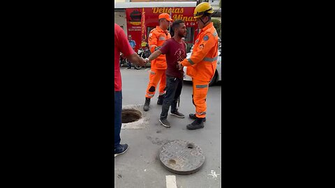 Homem foge de ameaça, se atira em córrego e acaba preso dentro de bueiro; veja momento do resgate