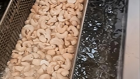 Deep-fried cashew nuts [4K]