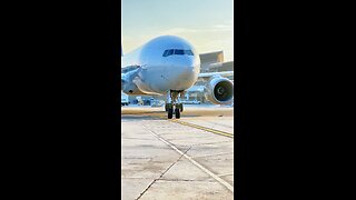 B777 entering gate