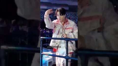 jungkook literally caught every Rose 🌹 form Armyy 😍