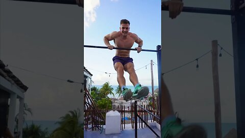 Mexican Muscle Ups on a rooftop gym 🤝🏽 Best way to maintain explosive back strength 🌴