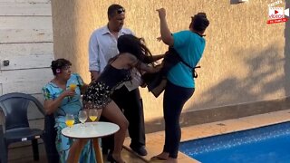 Patroa empurra empregada grávida na piscina, mais não esperava por isso!