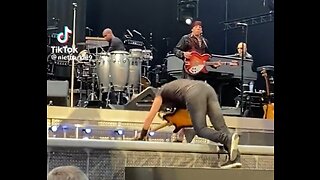 Bruce Springsteen Scares Fans As He Falls On Stage