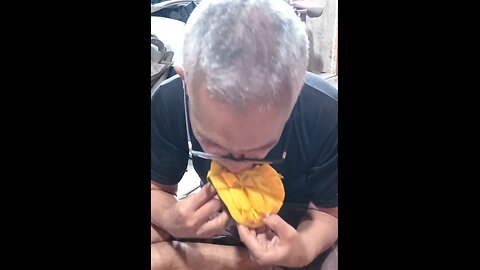 another and unique way to eat mangoes