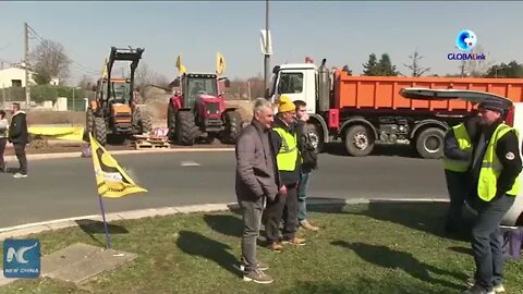 Farmers, truck drivers shut down refinery near Lyon, France