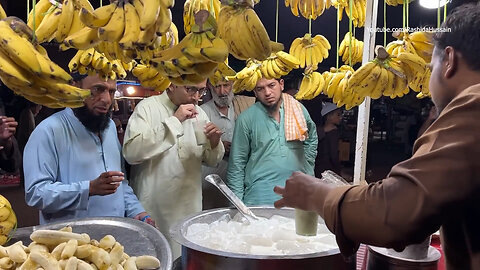 Making banana juice drink | Pakistani Street Food