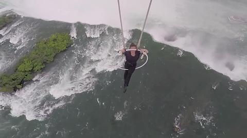 Wallenda hangs by teeth and feet from helicopter over Niagara Falls