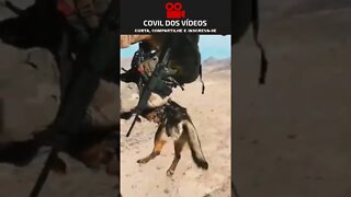 soldado pulando de helicóptero com cachorro