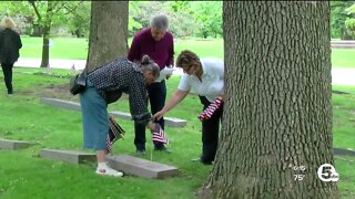 Volunteers begin process of placing 9,000 flags at Lake View Cemetery ahead of Memorial Day