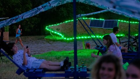 Instalacija slamnatog soma u sklopu Green river festivala čija se rasvjeta napaja solarno