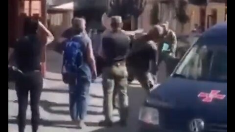 Lviv, Ukraine - Man Fights Soldiers Trying To Detain & Conscript Him - HaloNews