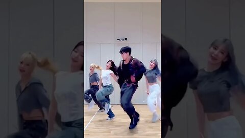 Look at his sexy moves 😍 #jungkook #lesserafim