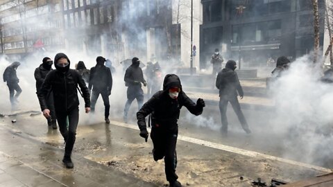 BRUXELLES: E' guerriglia urbana, il messaggio dei Belgi alle restrizioni e' forte e' chiaro.