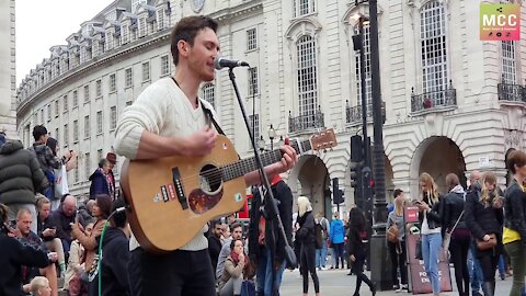 "Wonderwall" (Oasis) performed live by busker in London