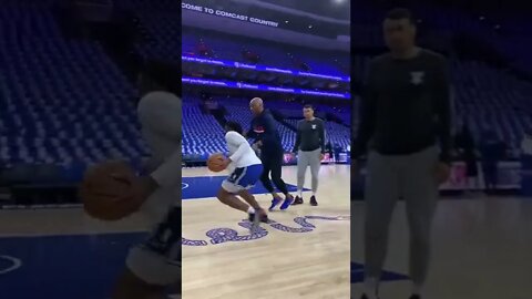 Tyrese Maxey warms up with 3x NBA Champion and @sixers assistant coach Sam Cassell ahead of Game 3