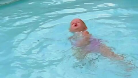 Baby Swims Across Pool (Original Viral Video of Elizabeth Swims)