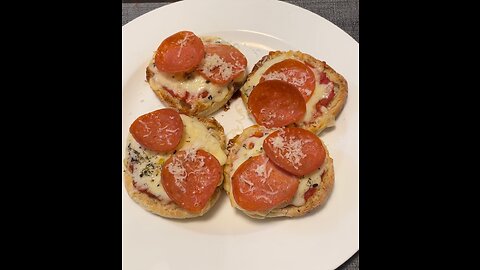 MINI PIZZA on an English Muffin | Easy PIZZA Snack