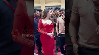 Tamannaah Bhatia gets MOBBED by fans & paps as she arrives at an event😍💖📸