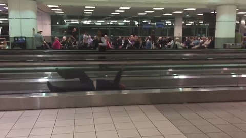 Man Hilariously Entertains Passengers During Airport Delay