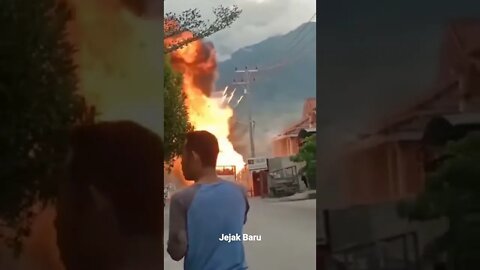 truk pengakut gas lpg terbakar