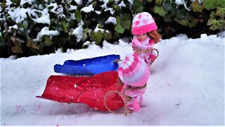 Having Fun in Snow - Sleighing and Making Snowman - Barbie 's Twin Daughters Addie and Ashley Story