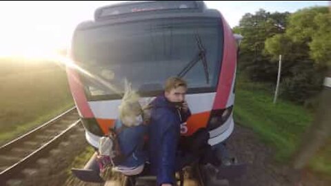 Casal pega carona perigosa em trem na Bielorrússia