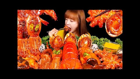 Spicy steamed seafood (lobster tail, abalone, prawns, squid and enoki mushroom, king oyster mushroom