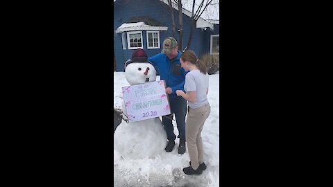 Dad prom-poses to daughter after the cancellation of her senior prom