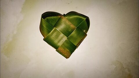 How to make a Coconut Leaf Heart - Coconut Leaf Crafts - Palm Leaf Heart 💗❤️