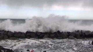 Kæmpe bølger slår ind over by i Washington