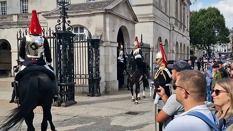 Tourist don't listen to police kings guard shouts at them get behind the bollards #thekingsguard